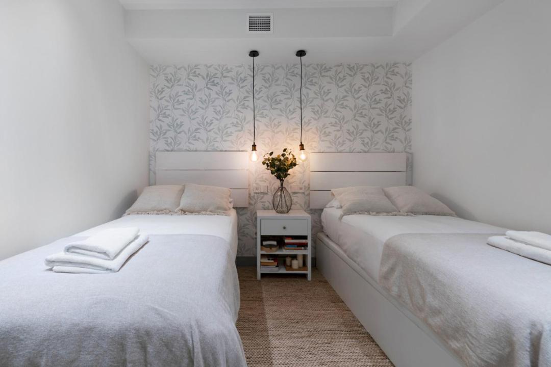2 Bedrooms 1 Bathroom Furnished - Justicia - Executive Style - Mintystay มาดริด ภายนอก รูปภาพ